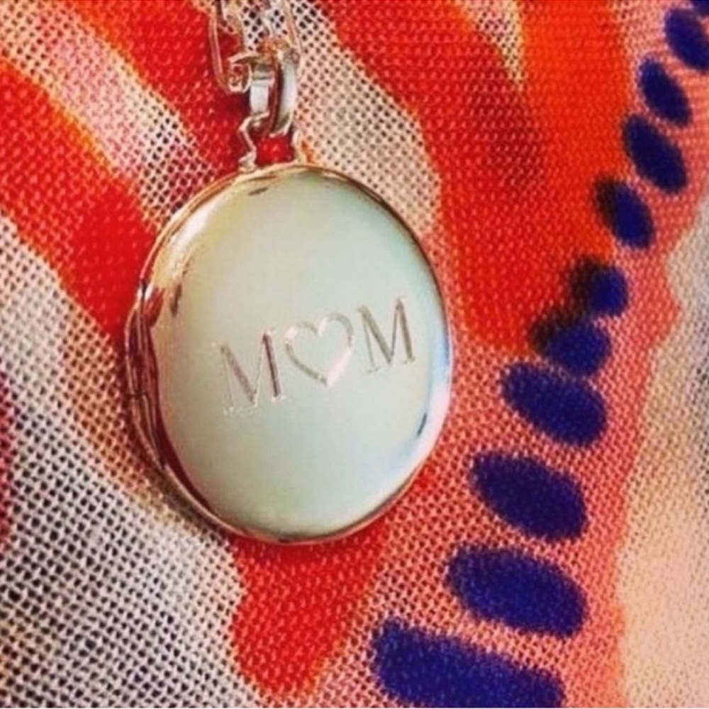 Stella & Dot | Locket | Signature Engravable Locket